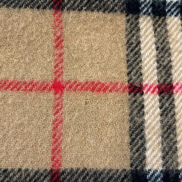Burberry Classic Plaid Lambswool Scarf—GORGEOUS—UNISEX—Great preowned Condition! - Picture 7 of 7